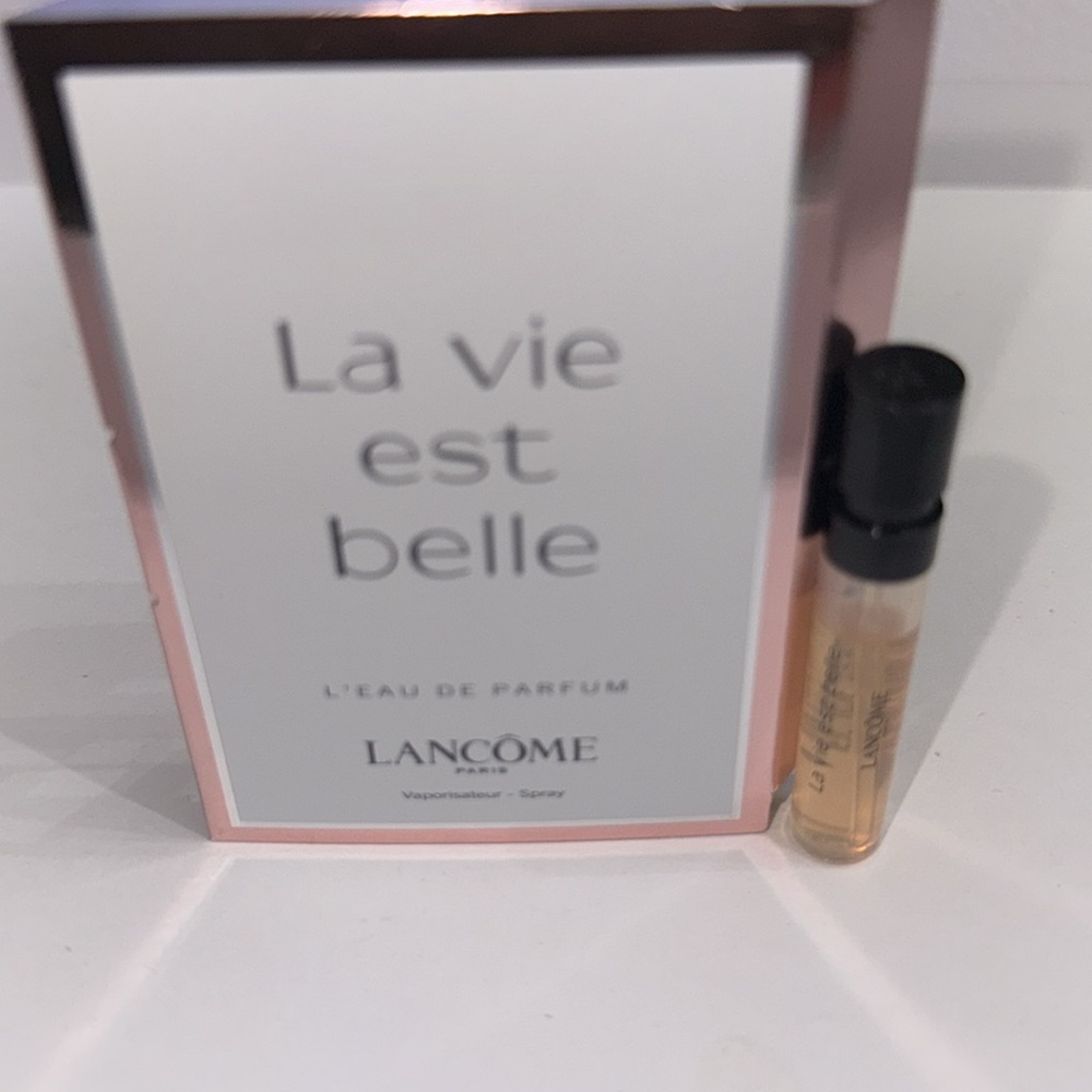 🌷3/$15 NWT Lancôme La vie est belle l’eau de parfum spray sample